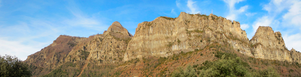 Puigsacalm (1.515m) i Puig dels Llops (1.486m) des de Joanetes