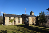 Ermita de Sant Antoni i un curiós pou enfront.