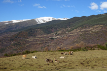 Vistes de Ventolà i el puig de Dòrria des del coll de la Casassa.