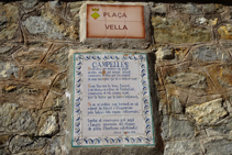 Inscripció a la plaça Vella de Campelles.