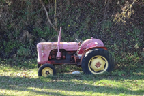 Vell tractor utilitzat en les feines agrícoles.