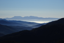 Vistes al S amb el massís del Montseny i la plana de Vic sota la boira.