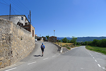 Deixem la carretera enrere i pugem cap al veïnat del Roser.