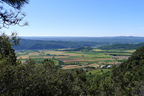 Vistes dels camps de Peramola, la plana d´Oliana i la cua del pantà de Rialb des del Grau de Porta.