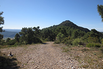 Mirada enrere: pista de l´esquerra cap al Roc de Cogul (al fons).