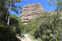 Arribant a la base de la Roca del Corb.