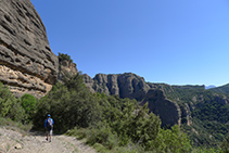 Rodegem la Roca del Corb en sentit antihorari (la Roca ens queda a la nostra esquerra en tot moment).