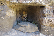 Figura de la Mare de Déu en un racó de l´ermita.