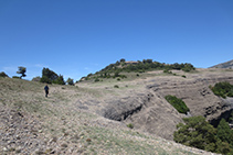 Caminem per l´altiplà de la Roca del Corb en direcció al seu cimet (al fons).