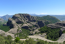 Vistes de la Roca de Sant Honorat des de la Roca del Corb.