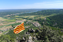 Vistes de la vall del Segre, la serra de Sant Marc i Peramola des del Roc de Cogul.