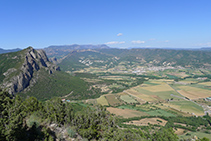 Vistes d´Oliana des del Roc de Cogul. Al fons, serralada del Port del Comte.