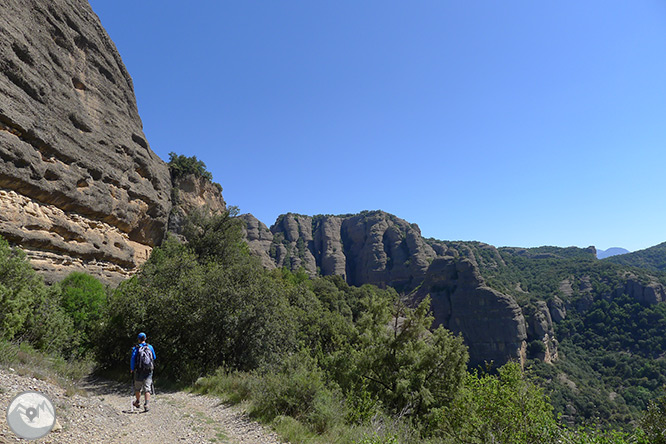 Roca del Corb i Roc de Cogul des de Peramola 1 