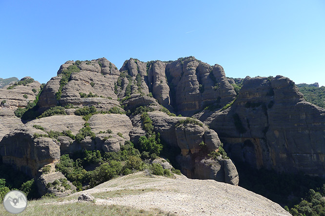 Roca del Corb i Roc de Cogul des de Peramola 1 