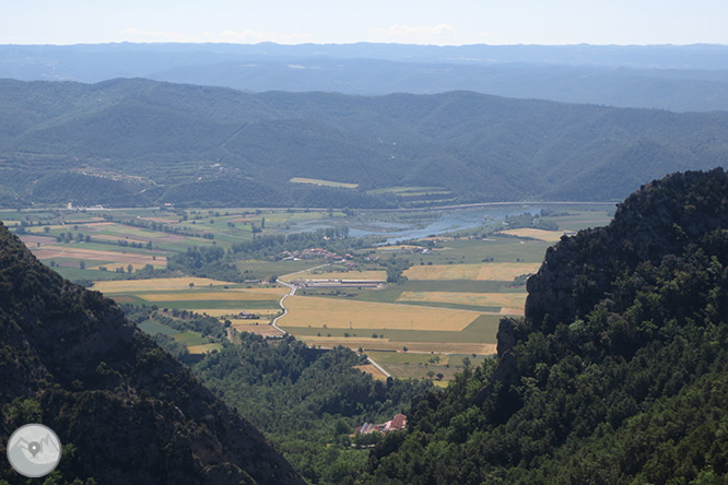 Roca del Corb i Roc de Cogul des de Peramola 1 