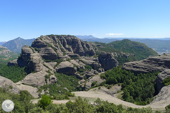 Roca del Corb i Roc de Cogul des de Peramola 1 