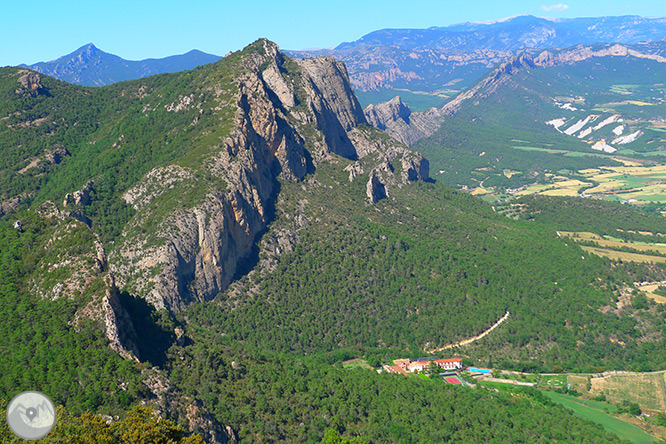 Roca del Corb i Roc de Cogul des de Peramola 1 