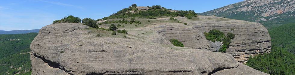 Roca del Corb i Roc de Cogul des de Peramola