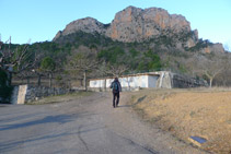 Agafem una pista de terra i deixem Can Boix enrere.