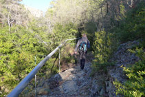 Canalització de plàstic a costat del camí.