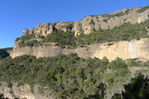 Vistes de la gran paret de roca que ens queda a l´esquerra (O).