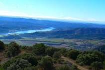 Vistes del pantà de Rialb i les terres de la Noguera.