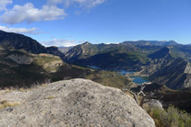 Conca del Segre i pantà d´Oliana. A la llunyania, el Cadí i Port del Comte (NE).