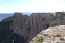 Roc de la Presó i Roca de Sant Honorat (S-SE).