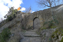 Porta de l´església de Santa Maria de Castell-llebre.