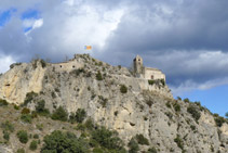 Mirada enrere: l´església de Santa Maria de Castell-llebre a dalt del penya-segat.