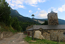 Església del poble, amb el barranc de l´Esbornada al fons.