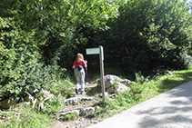 Creuem la pista que puja fins a Aigüestortes i seguim caminant pel corriol (a mà esquerra).