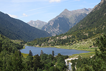 Mirada enrere: la vall de Sant Nicolau i l´estany de la Llebreta, una de les estampes més fotografiades del Parc Nacional.