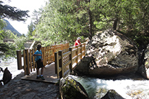 Pont de fusta que creua el riu.