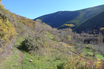 Bifurcació, nosaltres seguim recte endavant pel camí que flanqueja la muntanya.