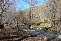 Pont de fusta sobre el riu del Cantó.