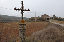 El pedró i la creu arribant a Pinell.