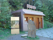 Caseta de serveis pels visitants de la Mina de Llorts.
