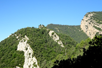 Turó del castell de Roset i els cingles del Tastanós.