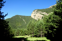 El Cap del Tastanós des del pla del castell de Roset.