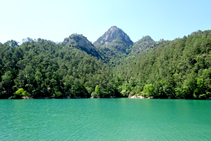 Les aigües del pantà de La Baells, als peus de la serra de Picancel.