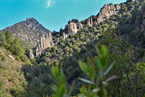 Formacions curioses de roca: les Agulles de Petintó Inferior.