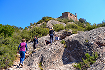 A punt d’arribar a la cova de Sant Salvador.