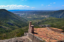 Teulada de l’ermita de Sant Salvador i vistes cap a Olesa i Esparreguera.