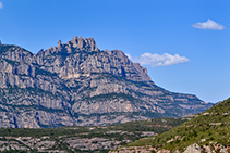 Vistes del monestir de Montserrat, resguardat entre agulles montserratines.