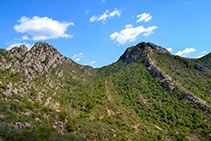 Vistes a la vall del Pla del Fideuer, entre els espadats del Sant Salvador i les Roques de l’Afrau (esquerra) i la muntanya del Puigcendrós (dreta).