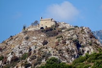 Ermita de Sant Pere de Madrona des del coll de Santa Magdalena.