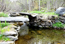 Pont enllosat del riu d´Unarre.