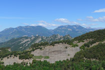 Serra de Picancel en primer terme i serra de Queralt, Rasos de Peguera, serra d´Ensija i massís del Pedraforca al fons.