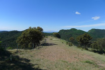 Sector S de l´altiplà i serrat de les Tombes al fons.